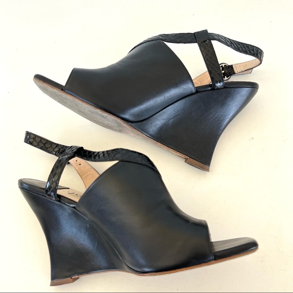LA FENICE VENEZIA Black w Snake Trim Leather Side Buckle Sandals Wedges Sz 8 1/2 - Picture 5 of 10